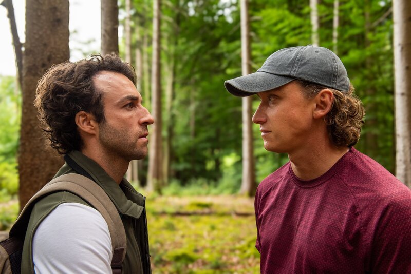Forstwirt Yascha (Linus Schütz, l.) und Fotograf Mats (Aaron Friesz, r.) verbindet viel, aber sie müssen um ihre Liebe kämpfen. – Bild: ZDF und Susanne Bernhard Forstwirt Yascha (Linus Schütz, l.) und Fotograf Mats (Aaron Friesz, r.) verbindet viel, aber sie müssen um ihre Liebe kämpfen. – Bild: ZDF und Susanne Bernhard