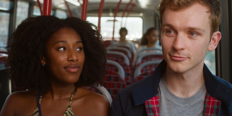 Schon nach wenigen Sekunden ihres Kennenlernens spüren sowohl Ben (Harry Lawtey) als auch Jess (Sophia Brown), dass dies der Beginn von etwas ganz Besonderem sein könnte. – Bild: ITV Studios