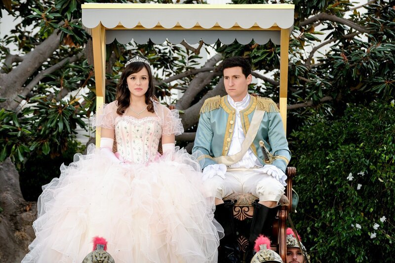 Erica Goldberg (Hayley Orrantia, l.), Geoff Schwartz (Sam Lerner, r.) – Bild: ORF/​Sony Pictures/​ABC/​Carlos Lopez-Calleja