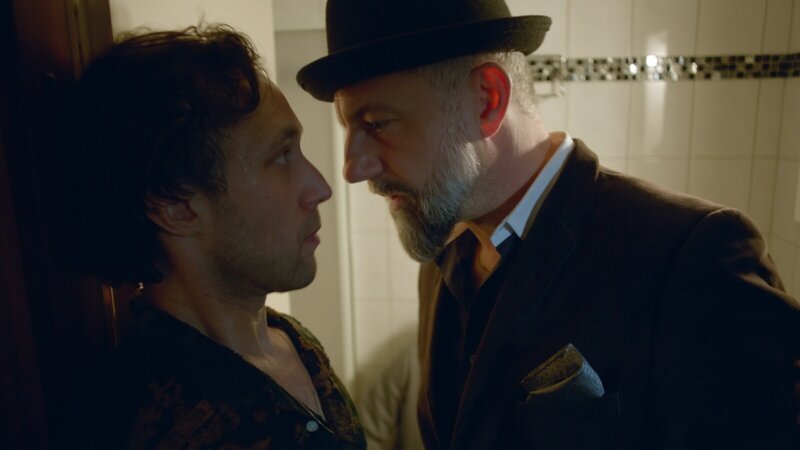 King (Das Bo, r.) verliert so langsam die Geduld mit Remo (Ludwig Trepte, l.): Wenn er den Lkw mit der Kokainladung nicht zeitnah ausliefert, bekommt Remo große Probleme. – Bild: ZDF und Roland Fritzenschaft