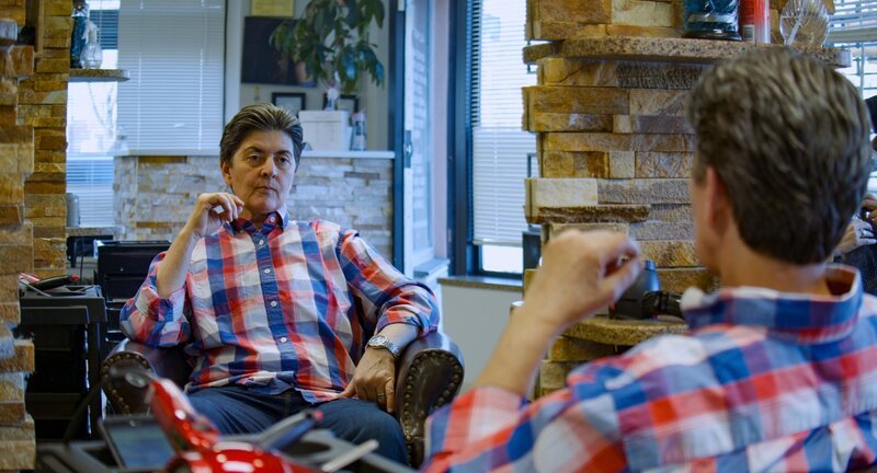  Sanie mit einem frischen Herrenhaarschnitt. – Bild: ORF/​Filmkantine UG/​Alfred Nrecaj