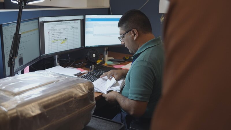 Edward sortiert Unterlagen für einen Bericht über ein verschwundenes künstliches Auge. – Bild: National Geographic