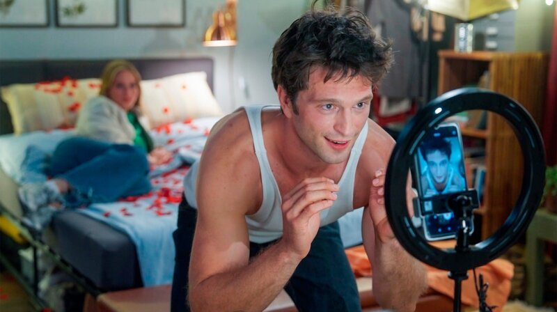 Jonas (Patrick Schlegel) bekommt ein lukratives Angebot, als Influencer ein Werbe-Video für Pralinen mit seiner Freundin zu drehen. Toni hat keine Lust, also dreht Jonas kurzerhand mit Bella (Alessia Mazzola). – Bild: NDR