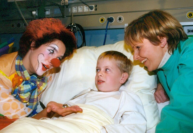 Kathrin Globisch (Andrea-Kathrin Loewig) versucht, mit der Clown-Therapie dem kleinen Toni (Konrad Jakesch) zur Genesung zu verhelfen. – Bild: MDR/​Laue