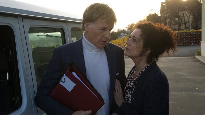 Michael Ruge (Albert Fortell) und seine Gattin Ariane (Barbara Wussow) scheinen der SOKO nicht die ganze Wahrheit erzählt zu haben. – Bild: ZDF und Markus Fenchel
