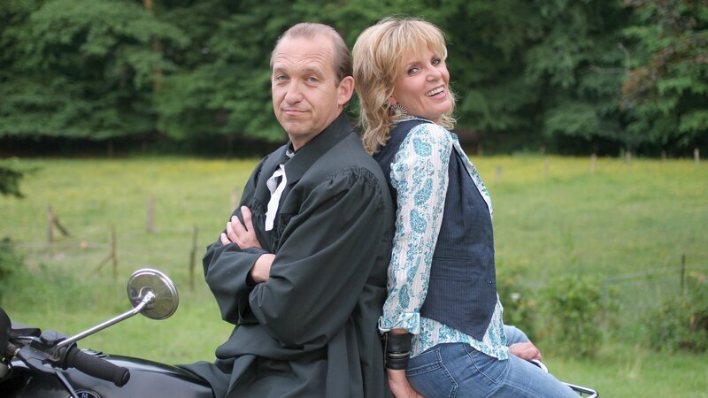 Hauptdarsteller Peter Heinrich Brix und Hauptdarstellerin Ulrike Kriener, die das gegensätzliche Paar in der Bauer-sucht-Frau Komödie spielen. – Bild: ZDF und Manju Sawhney