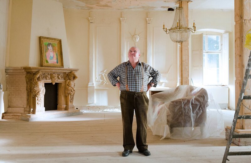 rbb Fernsehen KRAUSES GEHEIMNIS, am Sonntag um 15:10 Uhr. Polizeihauptmeister Krause (Horst Krause) kann kaum glauben, dass sein Freund Schlunzke so viel Aufwand für eine Frau betreibt. – Bild: rbb/​Stephan Rabold