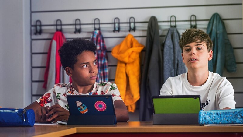 Ist es wirklich Hugo (Lennox Dreer, rechts) neben Karl (Lance Gernot Simon, links) bei Frau Miesbach im Unterricht? – Bild: MDR/​Thomas Dietze