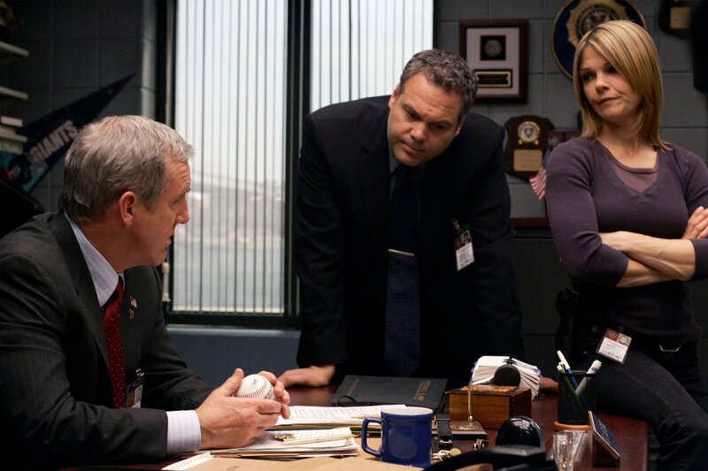 Jamey Sheridan;Vincent D’Onofrio;Kathryn Erbe. – Bild: Will Hart