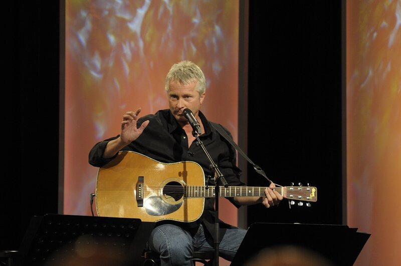 Moderator und Liedermacher Werner Schmidbauer. – Bild: BR/​Jacqueline Krause-Burberg