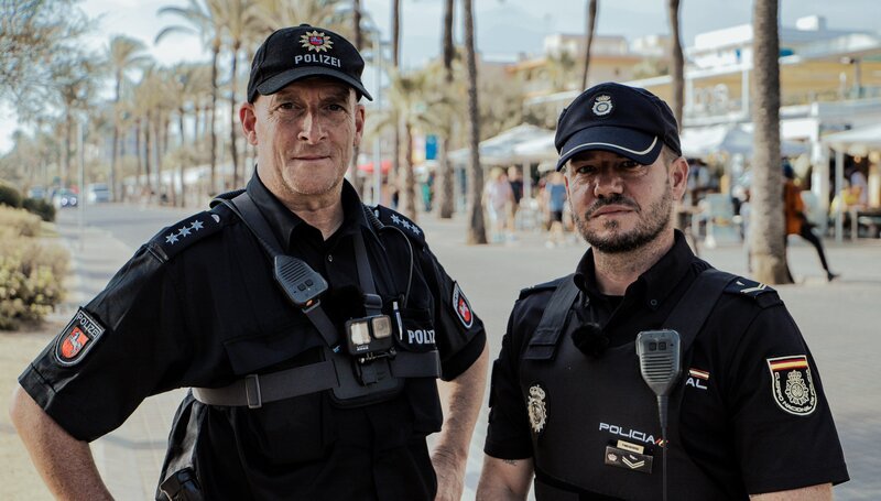 Einsatz am Ballermann: Torsten Obst (r.) geht mit seinem spanischen Kollegen Javier Pulpillo-Mas (l.) Streife auf Mallorca. – Bild: ZDF und Lars Schwellnus.
