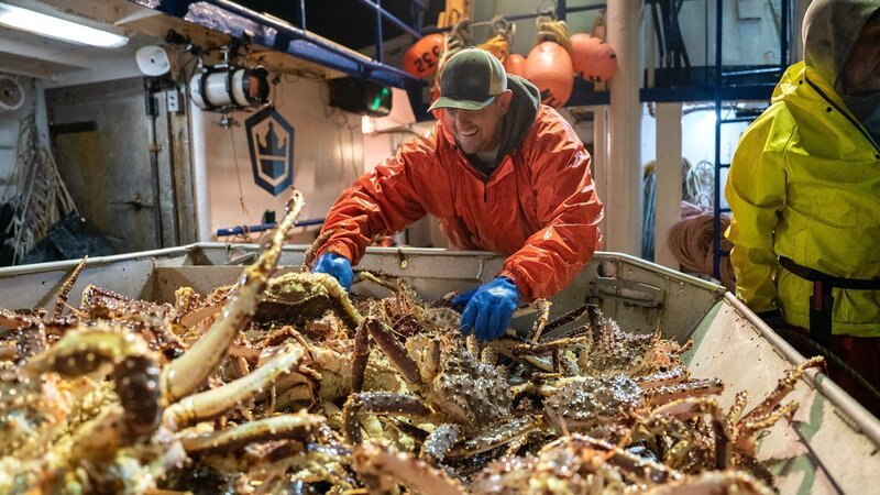 Clark sorting crab on the table – Bild: Warner Bros. Discovery, Inc. or its subsidiaries and affiliates