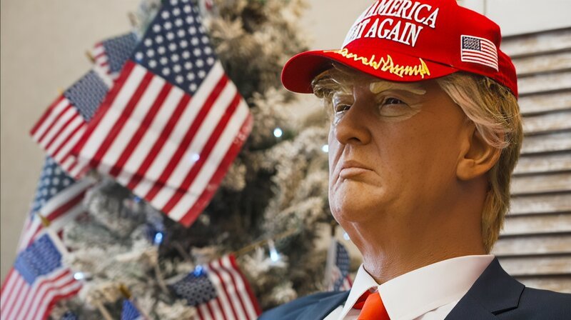 „Make America great again“: Trump wird in vielen Teilen der Südstaaten wie ein Held verehrt. Hier wird traditionell eher republikanisch gewählt. – Bild: phoenix/​ZDF/​Impala Production