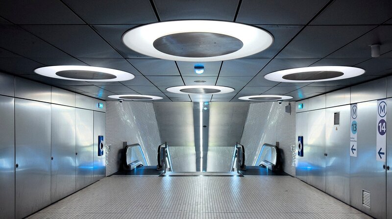 Der Treppenbereich der Station Porte De Clichy. – Bild: BR/​inselfilm produktion GmbH/​Timo Novotny