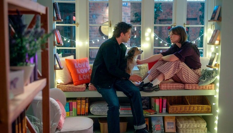 Jess (Juana Nagel) steht vor der enormen Herausforderung, als alleinerziehende Mutter einen schlecht laufenden Buchladen zu führen, doch Jonas (Patrick Schlegel) unterstützen sie. – Bild: NDR