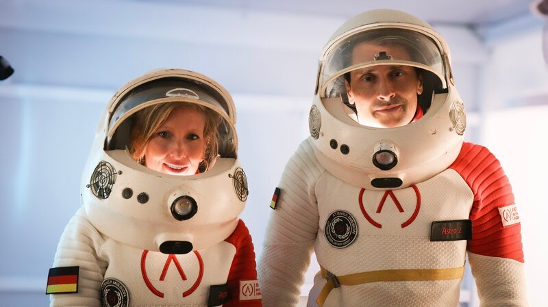 Uli Kunz und Dr. Carmen Köhler stehen in Raumanzügen in der Mars-Simulations-Station in der „Astroland“-Höhle in Nordspanien. – Bild: ZDF and Hannah Stief