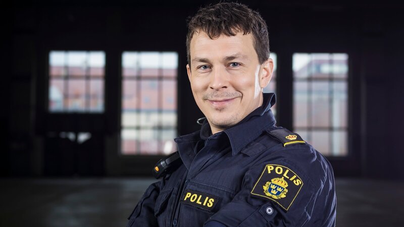 Magnus (Oscar Töringe) muss als Polizist stets objektiv sein; andererseits sorgt er sich um seine Schwester, die berauscht von Alkohol und Drogen in einen Unfall verwickelt ist. – Bild: ZDF und ITV