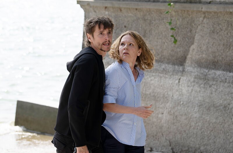 Dennis Breitner (Mario Fuchs, l.) hat ein Restaurant überfallen und hält jetzt Christina Schott (Antje Schmidt, r.) als Geisel. – Bild: ARD/​Laurent Trümper