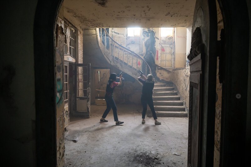 Die Kommissarinnen Tamara Meurer (Anja Pahl, r.) und Pauline Hobrecht (Agnes Decker, l.) suchen mit vollem Körpereinsatz nach dem möglichen Mörder eines Streamers. In der Ruine einer alten Psychiatrie kommen sie dem Täter gefährlich nahe. – Bild: ZDF und Britta Krehl