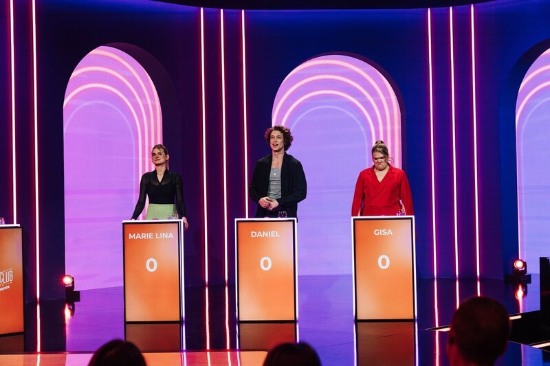 Marie Lina Smyrek (l.), Daniel Donskoy (M.) und Gisa Flake (r.) sind zu Gast in der Comedy-Gameshow „Neo Social Club“. – Bild: ZDF und Niels Freidel