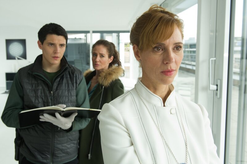 Selma Kirsch (Yve Burbach, M.) und Rico Sander (Benjamin Strecker, l.) befragen Chloe von Tretten (Carin C. Tietze, r.). Die Aura-Interpretin gibt sich sehr verschwiegen. – Bild: ZDF/​MARKUS-FENCHEL