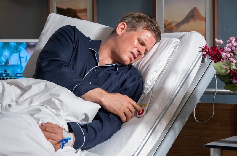 Gesundheitsstatistiker Dr. Gregor Boehmisch (Steffen Groth) hat nach seiner Operation plötzlich starke Schmerzen. – Bild: MDR/​Saxonia Media/​Sebastian Kiss