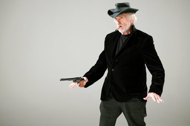 Pierre Richard konnte in viele Rollen schlüpfen. Hier ist er als Cowboy zu sehen. – Bild: Kevin Michel / ARTE France Pierre Richard konnte in viele Rollen schlüpfen. Hier ist er als Cowboy zu sehen. – Bild: Kevin Michel / ARTE France