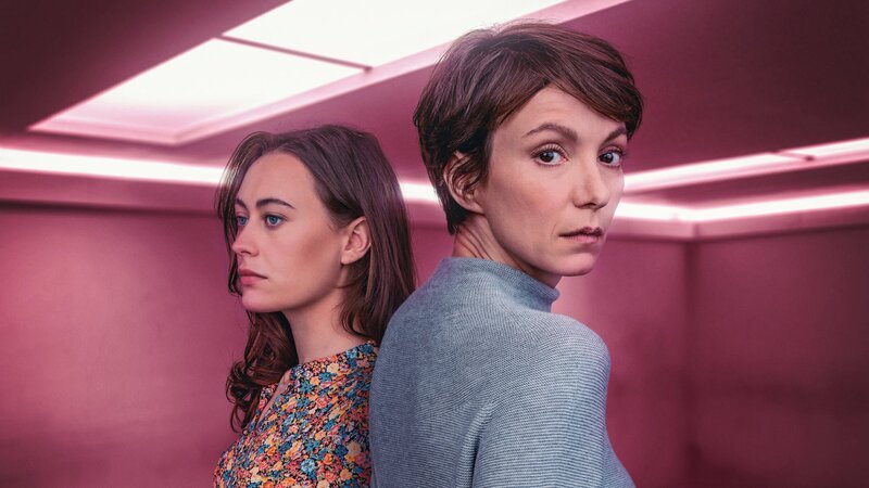 Im Pink Room versucht Karla Eckhard (Julia Koschitz, r.) ein Gespräch mit Anna Lobrecht (Mercedes Müller, l.) zu führen, die sich selbst eines Mordes bezichtigt hat. – Bild: ZDF und Petro Domenigg /​ ORF