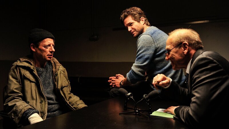 Der Matrose Martin Greif (Luc Feit, l.) gibt gegenüber Kriminaldirektor Michael Kaiser (Karl Kranzkowski, r.) und Kommissar Jo Stoll (Peter Ketnath, M.) zwar den Elfenbeinschmuggel zu, will aber mit dem Tod seines Kapitäns nichts zu tun haben. – Bild: ZDF und Markus Fenchel