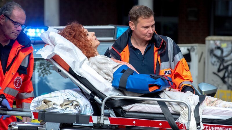 Dr. Haase (Fabian Harloff) bringt Adinda (Heike Trinker) zu weiteren Untersuchungen ins EKH. – Bild: ZDF und Boris Laewen