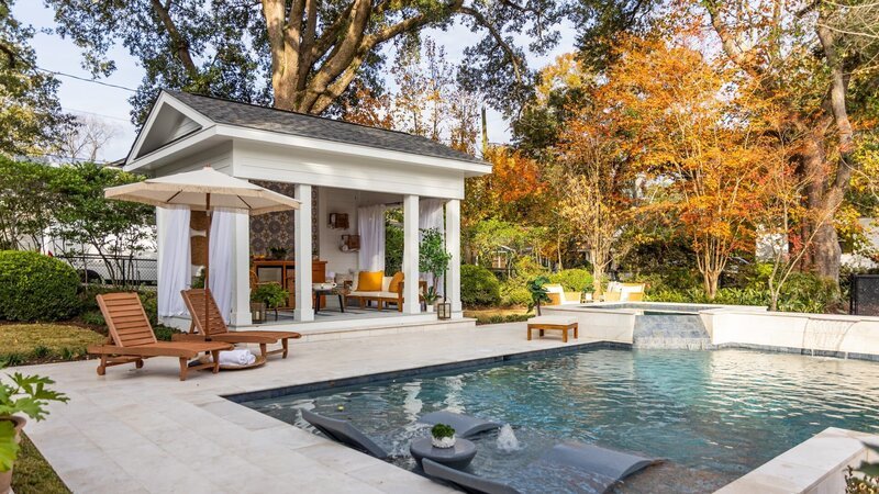 At the Trest pool, Ben and Erin Napier added pool loungers, installed a bubbler, and a new hot tub, as seen on Home Town, Season 8. – Bild: Warner Bros. Discovery, Inc. or its subsidiaries and affiliates. All rights reserved.