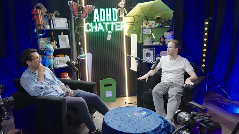 Alex Partridge (r.), ADHD Chatter, Podcast Gründer bei der Podcast Aufnahme. – Bild: ZDF und Ilhan Coskun