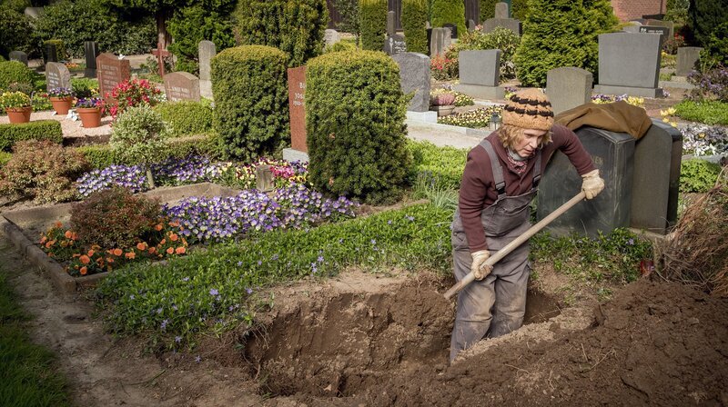 Frau Irmler (Rosa Enskat) bei der Arbeit. – Bild: NDR/​ARD Degeto/​Gordon Timpen