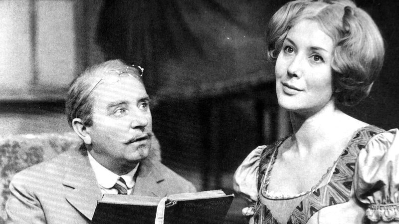 Mit 19 Jahren bewirbt sie sich an der Schauspielschule und wird auf Anhieb an der Otto-Falckenberg-Schule angenommen. Nach ihrer Ausbildung macht sie rasch Karriere am Theater. – Bild: BR