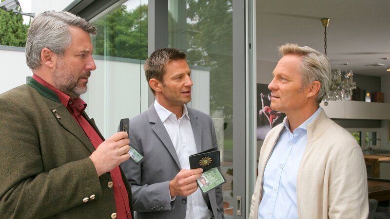 Der Fall nimmt eine überraschende Wendung. Kommissar Hansen (Igor Jeftic, M.) und Stadler (Dieter Fischer, l.) erhalten von Kardiologe Rhein (Christian Heller, r.) einen wichtigen Hinweis. – Bild: ZDF und Christian A. Rieger