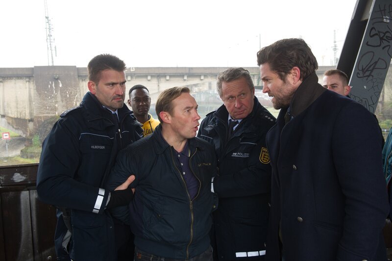 Jo Stoll (Peter Ketnath, r.) befindet sich in einem heftigen Disput mit Hannes Jansen (Thomas Arnold, 2.v.l.). Sammy Pendo (David Wurawa, 2.v.l.) wurde bedroht. – Bild: ZDF/​MARKUS-FENCHEL