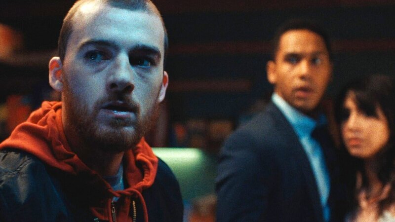 Sterling (Angus Cloud, l.) hat mehrere Geiseln genommen. Unter ihnen sind Abraham (Elliot Knight, M.) und seine schwangere Frau Ana Marlene (Jessica Garza, r.). – Bild: TVDB