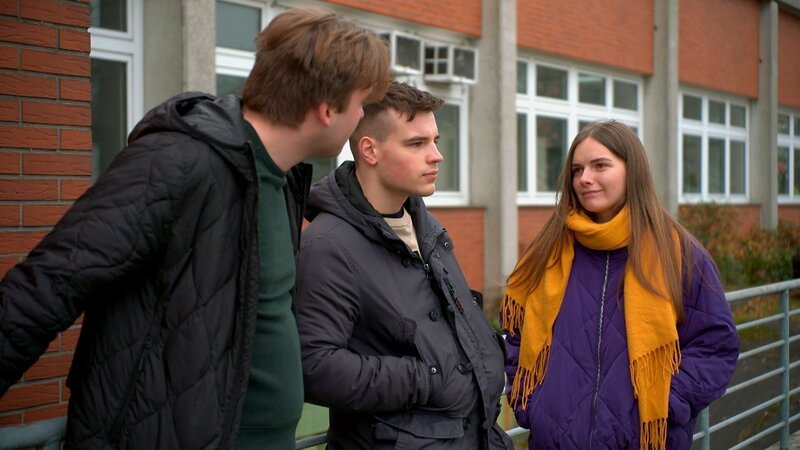 Joanna schwankt, ob sie den Racheplan durchziehen soll, doch Alex und Maurice setzen sie so sehr unter Druck, dass sie nachgibt. In der Schule eskaliert die Situation, als die beiden ein Feuer legen, das sich rasend schnell ausbreitet. – Bild: RTLZWEI