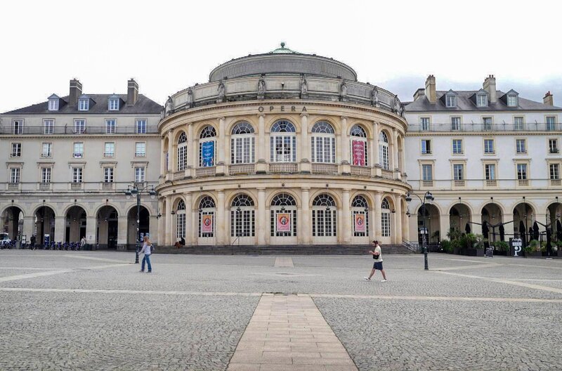 In Rennes kam es im 19. Jahrhundert sogar zu Ausschreitungen, die durch den unschuldigen Brauch des Dreikönigskuchens ausgelöst wurden. – Bild: Elephant Doc