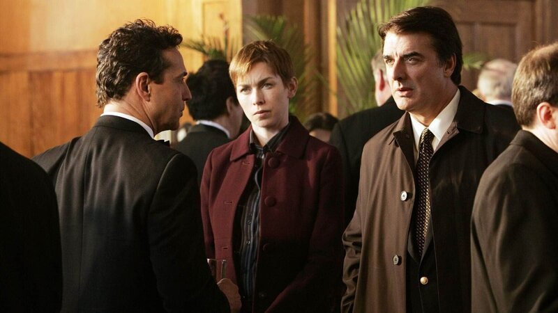 Die Detectives Megan Wheeler (Julianne Nicholson) und Mike Logan (Chris Noth, r.) befragen Ajay Khan (Stephen Schnetzer). Wer könnte einen Mordanschlag auf eine Politaktivistin aus Sri Lanka verübt haben? – Bild: RTL /​ USA Network /​ Will Hart