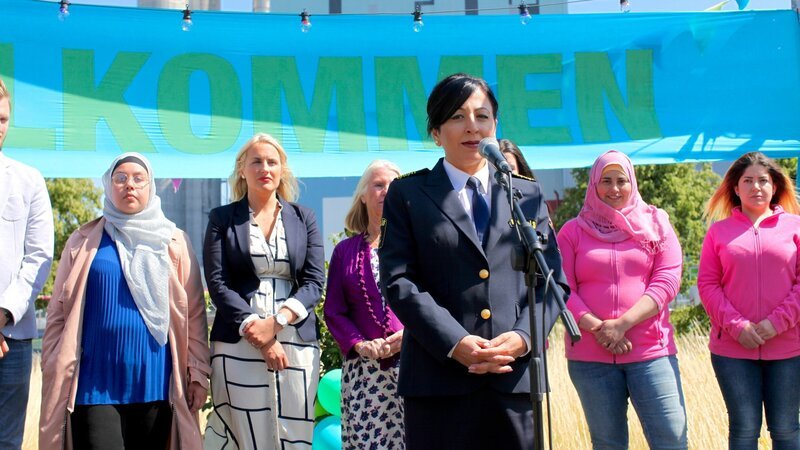 Stolz präsentiert die Polizeichefin Dragana (Irma Jämhammar, M.) ein neues Projekt zur Verbrechensprävention – ein Gemeindegarten, der die Bewohner eines Problemviertels zusammenbringen soll. Doch diese Hoffnung vergeht schnell. – Bild: ZDF und ITV