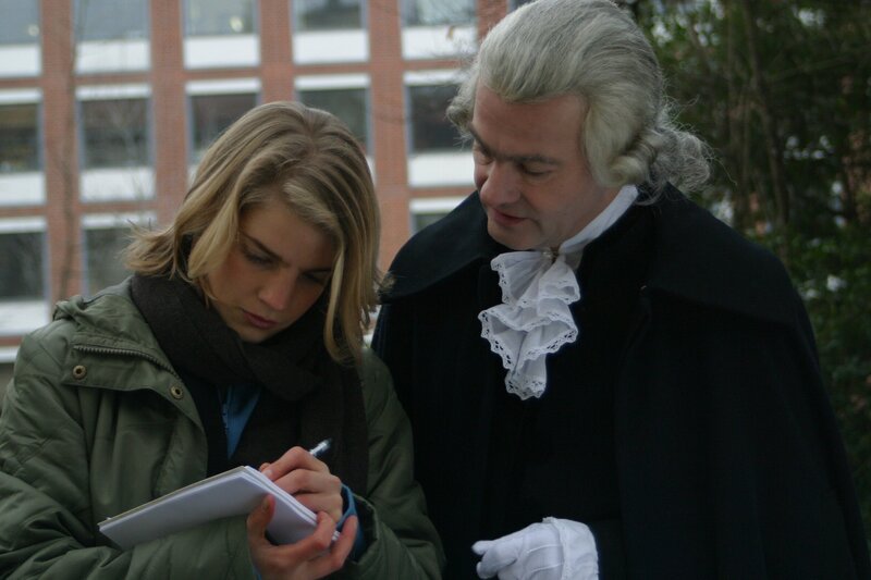 Anstatt über Kant zu reden, redet die Philosophiestudentin Sophie (Ann-Kristin Leo) in unseren Spielserien lieber mit dem schrulligen Professor (Titus Horst) aus Königsberg persönlich. – Bild: BR/​Gero von Braunmühl