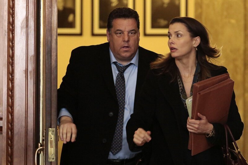 Erin (Bridget Moynahan, r.) und Anthony (Steve Schirripa, r.) haben ein Problem: Ihr einziger Zeuge, der einen Mord beobachtet hat, erscheint nicht vor Gericht. Ein Wettlauf gegen die Zeit beginnt … – Bild: CBS Broadcasting Inc.