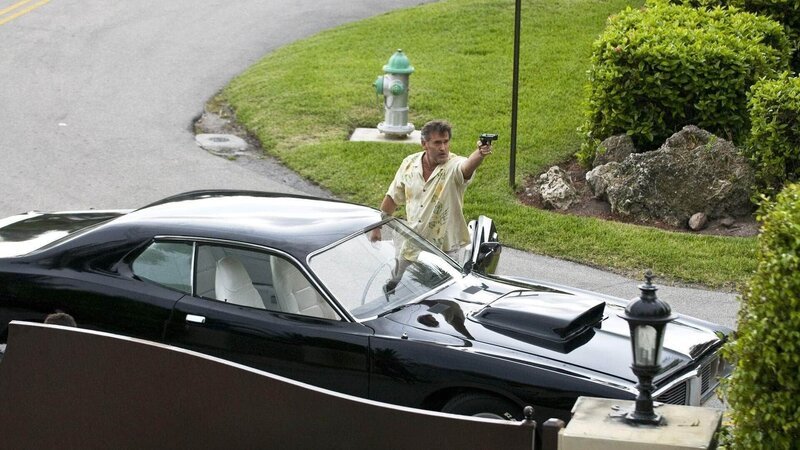 Sam (Bruce Campbell) eröffnet das Feuer, um seinen Kumpel aus einer lebensgefährlichen Situation zu retten. – Bild: RTL /​ 20th Century Fox/​KH