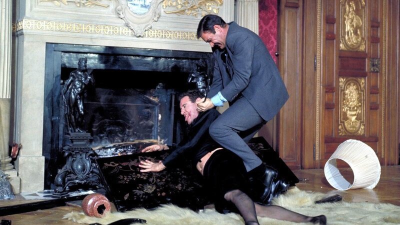 James Bond (Sean Connery, r.) liefert sich einen wilden Kampf mit einem verkleideten SPECTRE-Agenten in einem französischen Schloss. – Bild: RTL