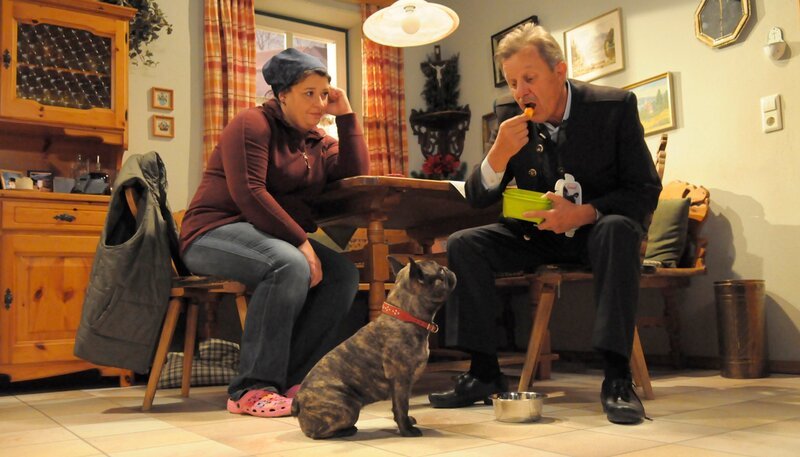 Bayerisches Fernsehen DAHOAM IS DAHOAM, FOLGE 1233, „Diät für zwei“. Schattenhofer setzt sein Louiserl auf Diät. Von links: Monika Vogl (Christine Reimer) und Lorenz Schattenhofer (Werner Rom). Weitere Bilder finden Sie unter www.br-foto.de. – Bild: BR/​Jo Bischoff