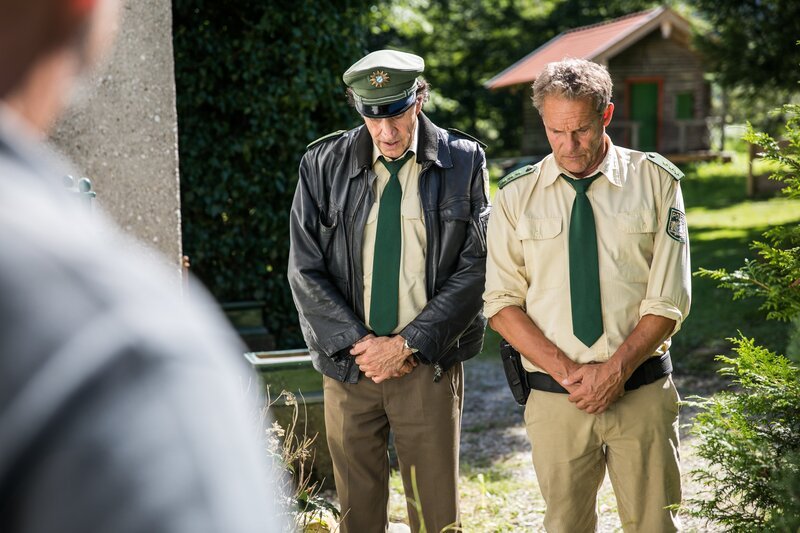 Hubert (Christian Tramitz, r.) und Staller (Helmfried von Lüttichau) ermitteln wieder auf Hochtouren. – Bild: Leonine/​WWW.CHRIS-HIRSCHHAEUSER.COM
