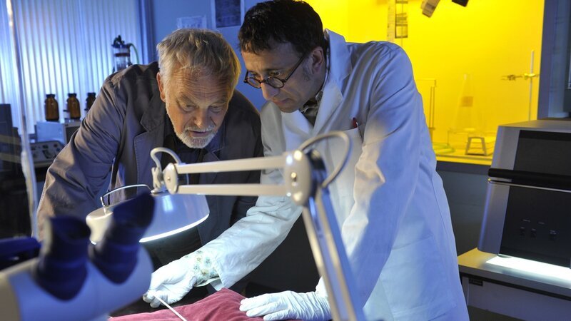 Jan Arnaud (Mike Zaka Sommerfeldt, r.) ist erstaunt über die fundierten Waffenkenntnisse seines Kollegen Friedemann Sonntag (Christian Pätzold, l.). Hat Friedemann den entscheidenden Hinweis? – Bild: ZDF und Markus Fenchel