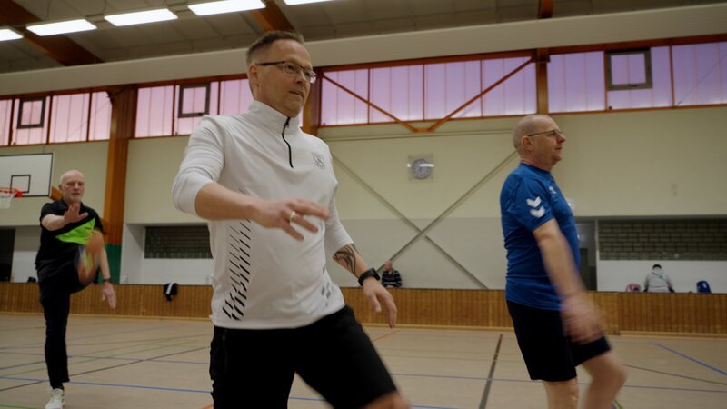 Steffen (M.) hat einen Herzinfarkt und das nachfolgende künstliche Koma überstanden. In einer sogenannten „Herzsportgruppe“ in Magdeburg hält er sich seitdem körperlich fit. – Bild: ZDF und Manfred Karremann