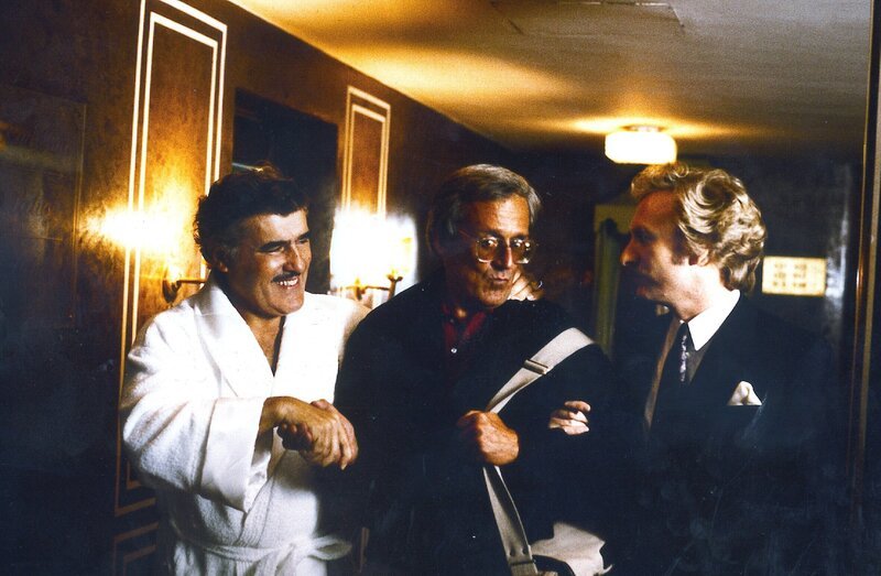 Drei, die ganz groß rauskommen wollen: Prominenten-Zahnarzt Dr. Friedmann (Martin Wittbusch, l.) Lisa (Corinna Drews) und Generaldirektor Haffenloher (Mario Adorf, r.). – Bild: WDR Kommunikation/​Redaktion Bild, Köln, Tel: 0221/​220 -7132 oder -7133, Fax: -777132, bildredaktion@wdr.de